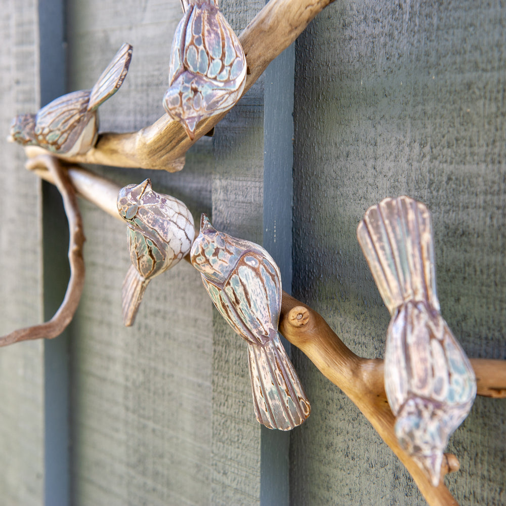 Oiseaux roses sur bois flotté