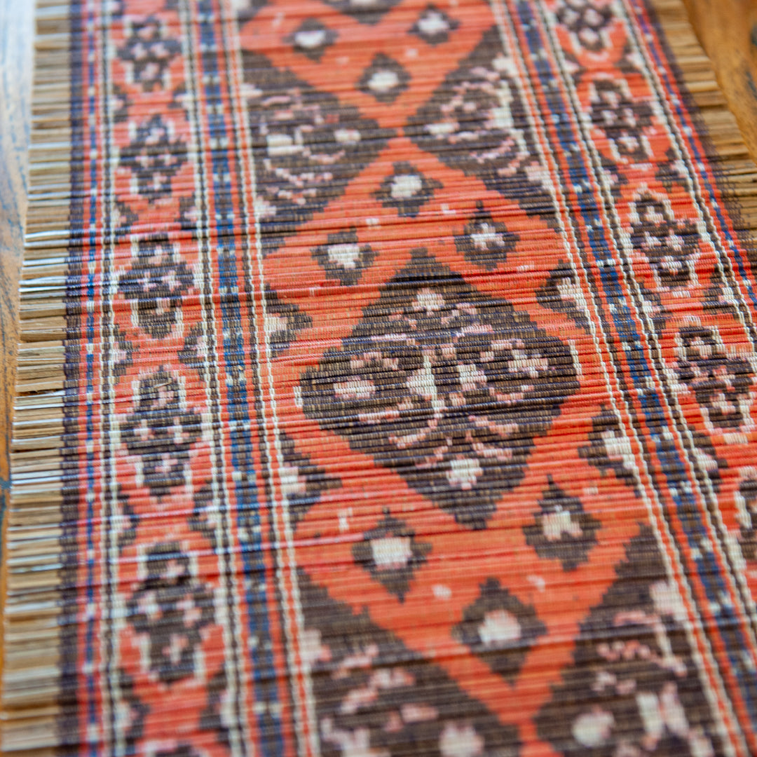 Tissage Ikat sur Chemin de Table en Bambou - Rouge