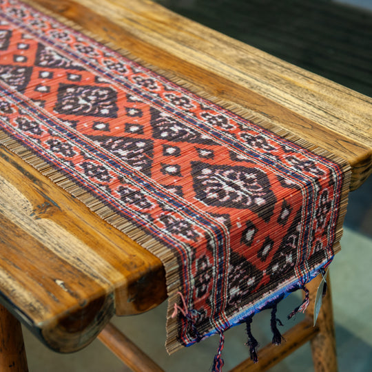 Tissage Ikat sur Chemin de Table en Bambou - Rouge