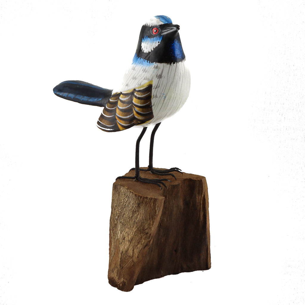 Oiseau bleu sur bois