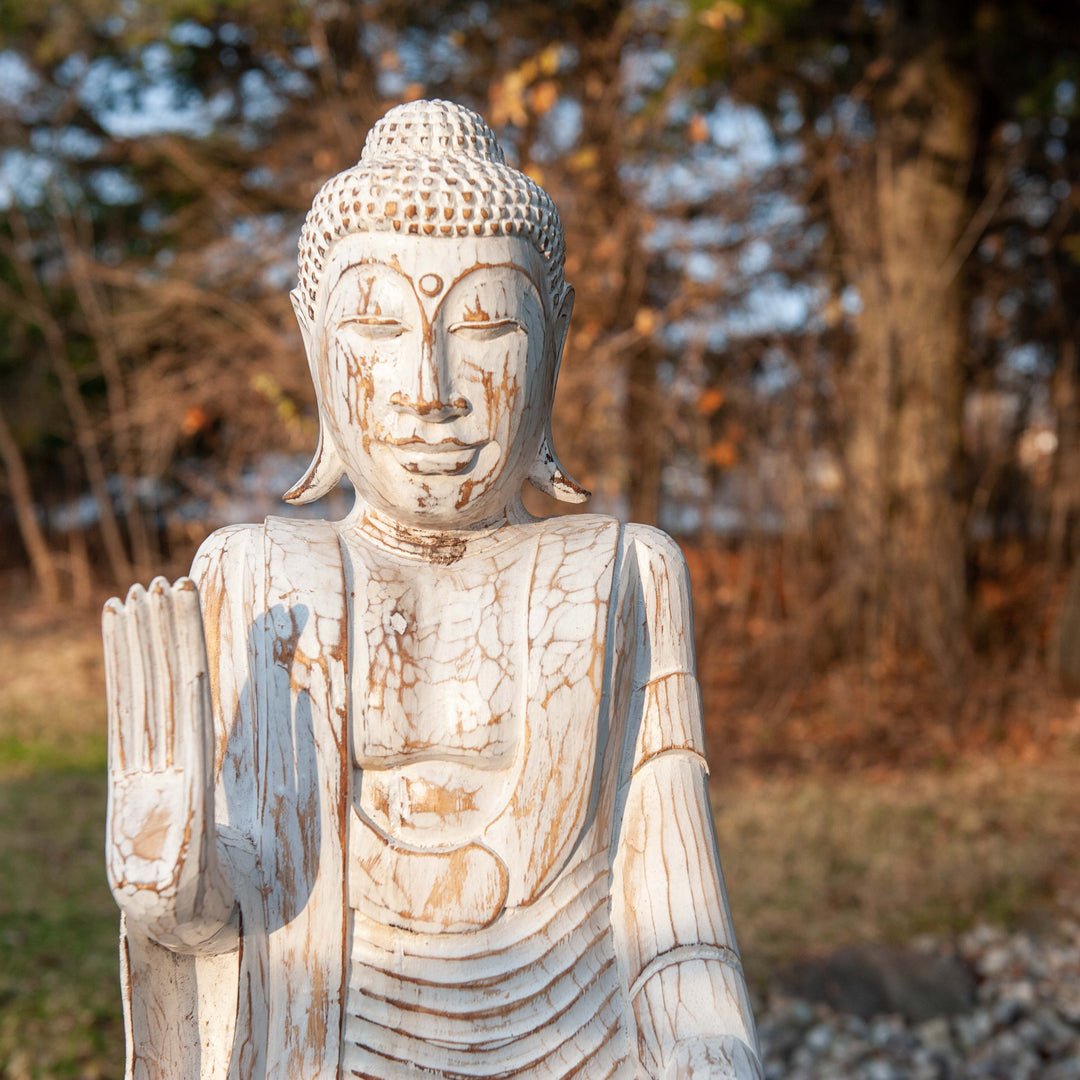 Bouddha debout en teck blanchi