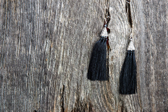 Boucles d'oreilles en argent avec pompon noir