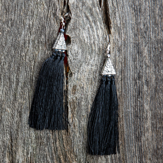 Boucles d'oreilles en argent avec pompon noir