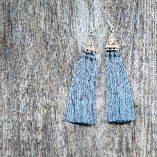 Boucles d'oreilles en argent avec pompon gris