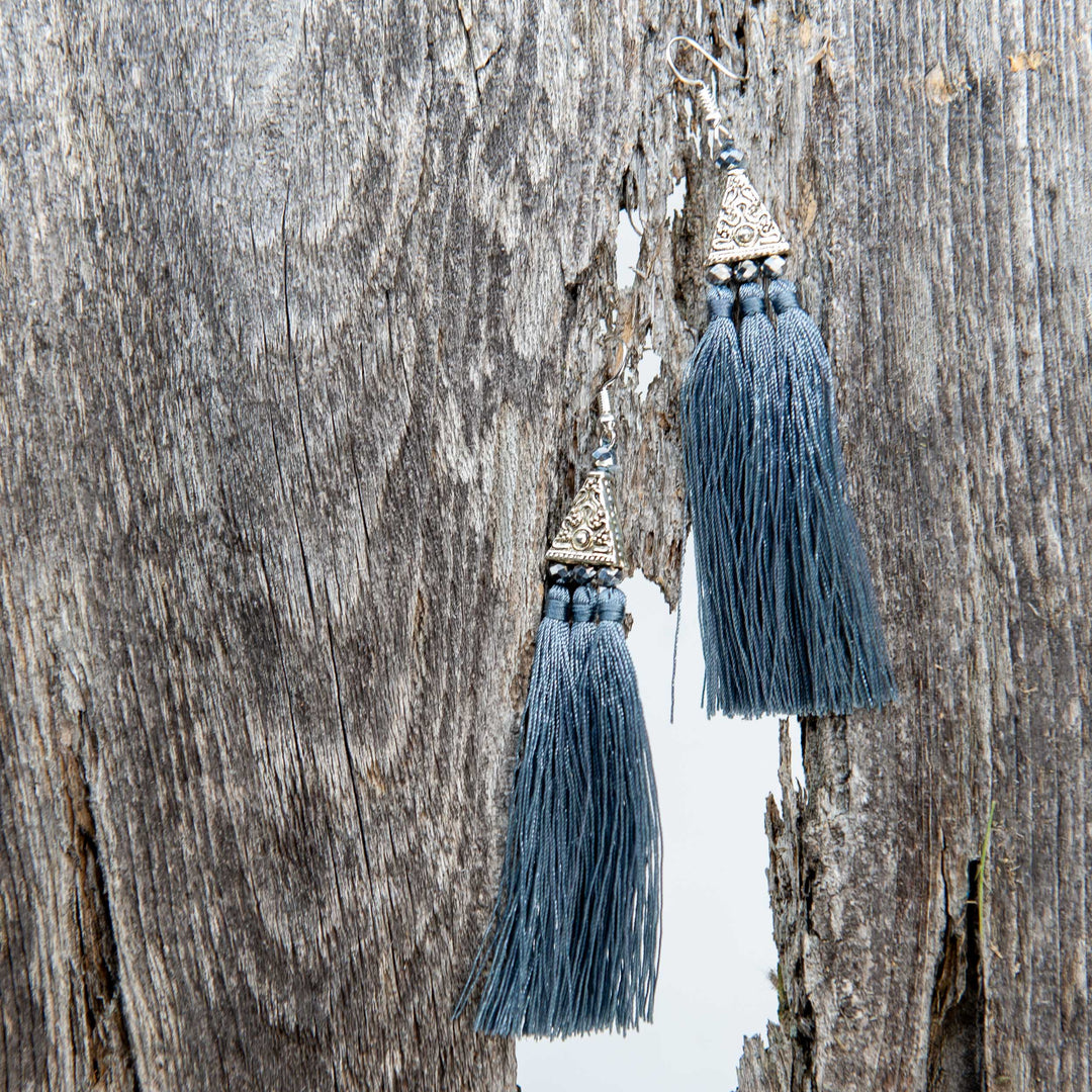 Boucles d'oreilles en argent avec pompon gris