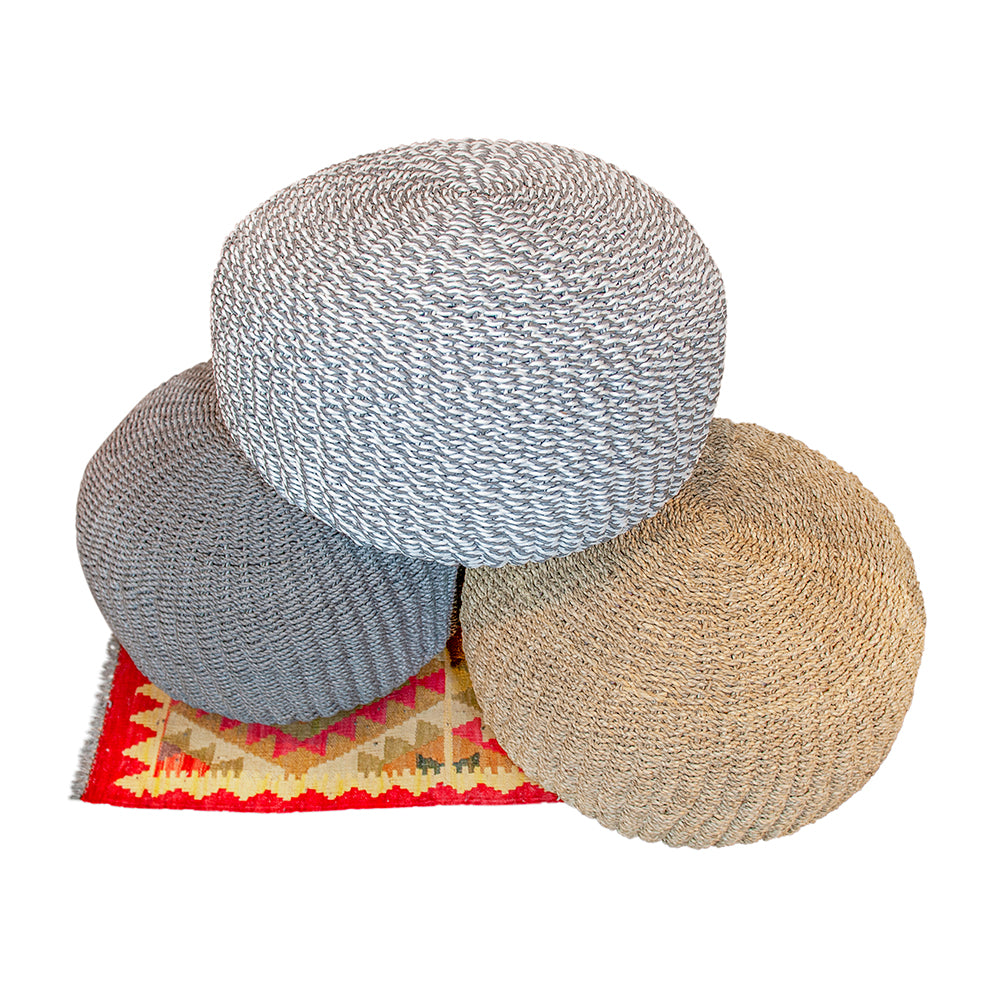 Poufs en jonc de mer tressé