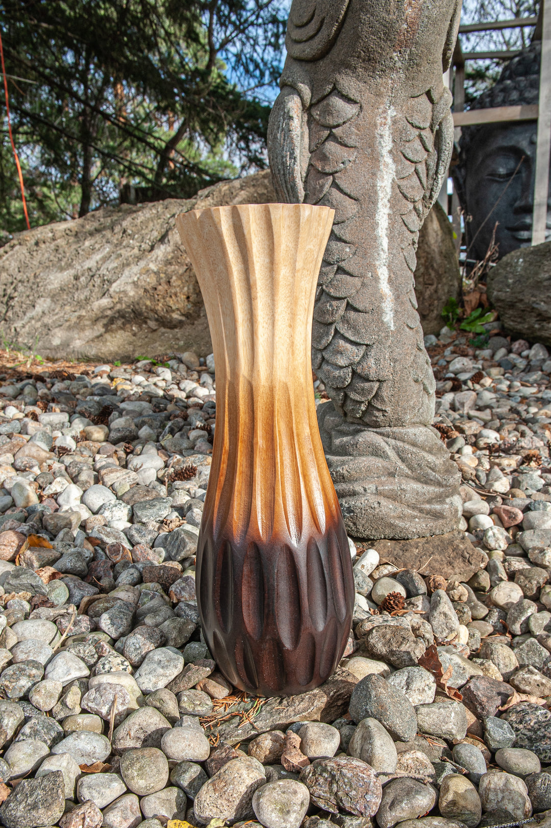 Vase sculpté en bois de manguier ombré, 14"