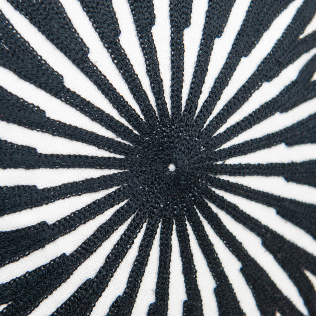 Housse de Coussin Brodée - Motif Noir