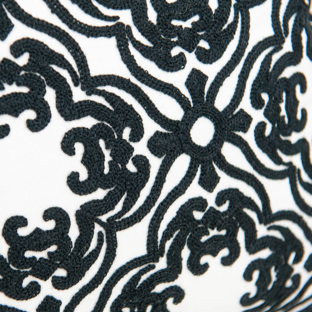 Housse de Coussin Brodée - Fleur Noire