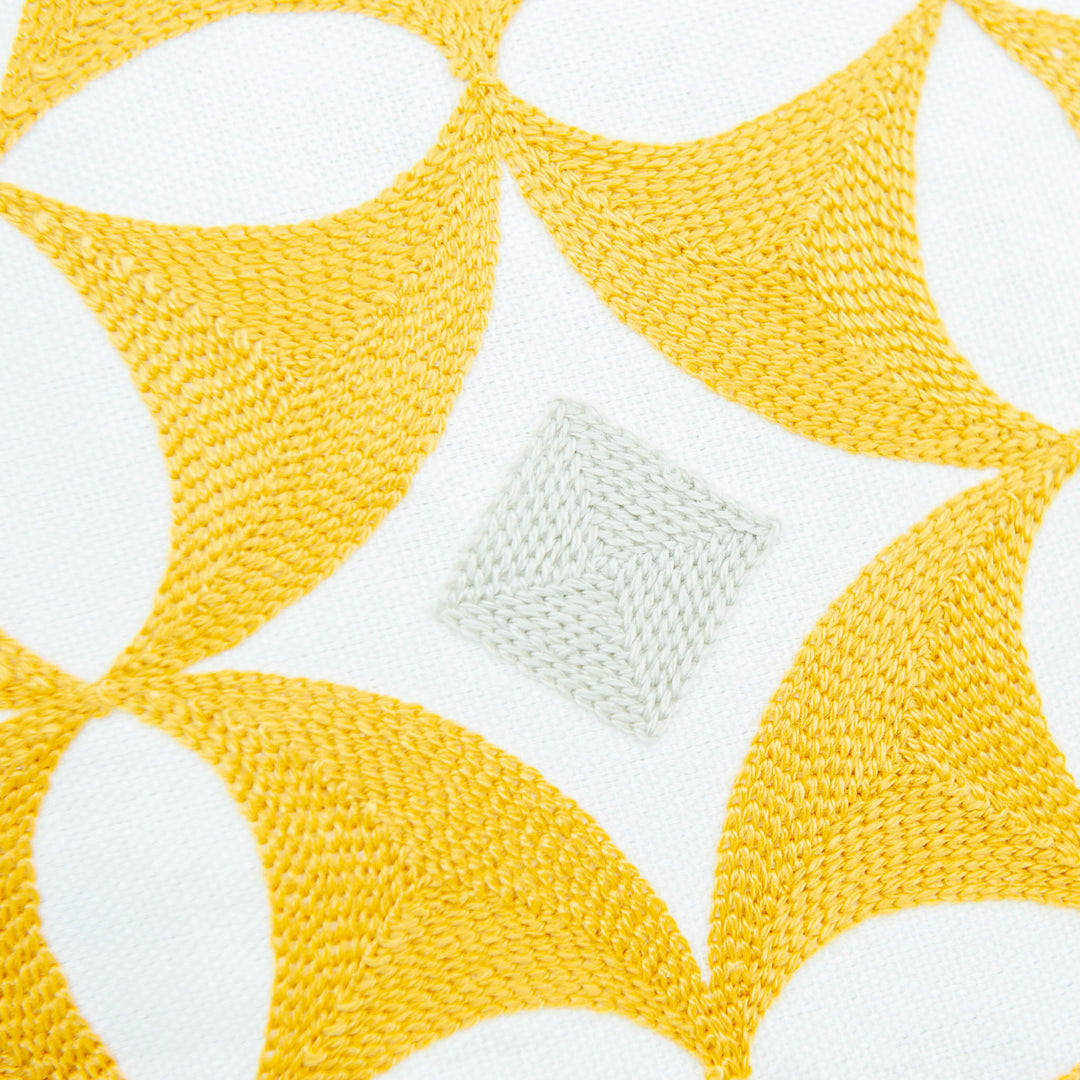 Housse de Coussin Brodée - Cercle Jaune